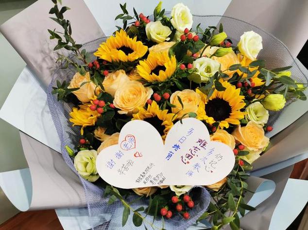 出院老公送鲜花感谢语句的相关图片